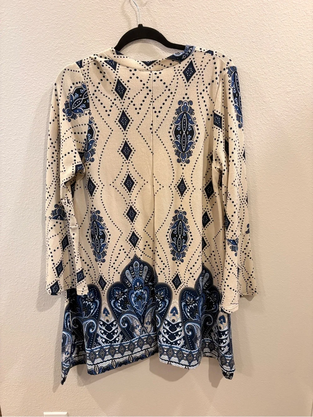 WinWin Cream and Blue Paisley V-Neck Tunic
